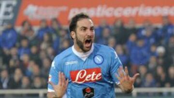 Higua&iacute;n celebrando un gol en B&eacute;rgamo.