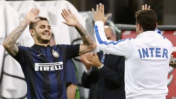 Mauro Icardi celebra un gol con Javier Zanetti.