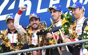 Los pilotos de Toyota Gazoo Racing TS050 Hybrid, Sebastien Buemi, Fernando Alonso y Kazuki Nakajima celebran la victoria.