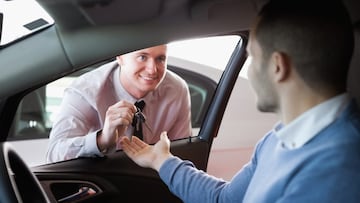 Vende un coche a un concesionario por 20.000 euros y se lleva una gran sorpresa cuando ve al comprador