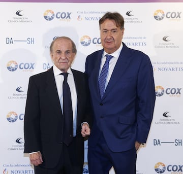 El period¨ªsta Jos¨¦ Mar¨ªa Garc¨ªa con el doctor ?ngel Mart¨ªn, presidente de la Fundaci¨®n Cl¨ªnica Menorca.