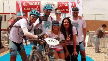 Daniel Nafría posa tras termina la Titan Desert en Marruecos.