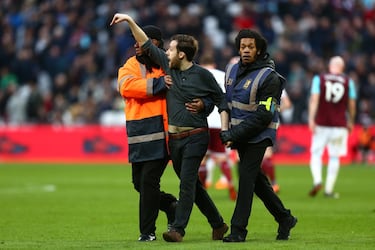 Tras la derrota de 0-3 ante el Burnley, seguidores de los Hammers ingresaron al campo para recriminar a sus jugadores.