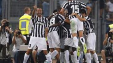 Los jugadores juventinos celebran el gol de Chiellini.