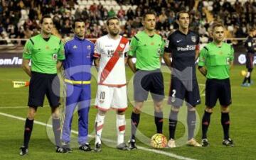 Partido Rayo Vallecano-Atlético de Madrid. El árbitro Jose María Sánchez Martínez arropado por los capitanes de ambos equipos, Trashorras y Godín, los asistentes, José Gallego García y Javier Carlos Martínez Nicolás y el cuarto árbitro Francisco Alejandro Navarro Fuentes.
