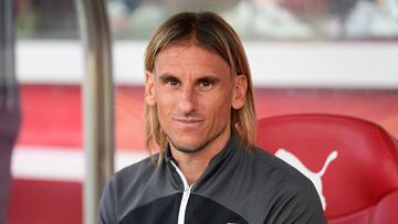 GIRONA, 16/04/2023.- El entrenador del Elche Sebasti¨¢n Beccacece durante el partido de la 29? jornada de LaLiga Santander disputado contra el Girona FC este domingo en el Estadio Municipal Montilivi de Girona. EFE/ David Borrat