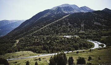 El pelotón durante la decimoquinta etapa del Tour de Francia 2021.