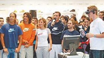 <b>JUGANDO AL TENIS VIRTUAL. </b>Fernando Torres acudió ayer a un acto publicitario de la ropa que patrocina. El delantero del Atlético jugó un tenis virtual donde se le vio disfrutar. Posteriormente, y antes de las posibles preguntas de los medios, se marchó. Ayer por la tarde se entrenó con el equipo.