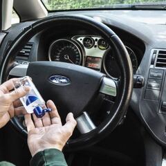La razón por la que no es buena idea desinfectar el interior del auto con gel antibacterial