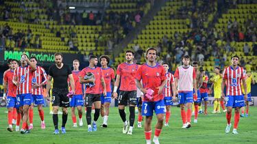 Griezmann y el resto de jugadores del Atlético acuden a saludar a la afición rojiblanca en Villarreal.
