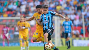 QUERETARO, MEXICO - APRIL 16: Jesus Garza (L) of Tigres fights for the ball with Manuel Duarte (R) of Queretaro during the 15th round match between Querataro and Tigres UANL as part of the Torneo Clausura 2023 Liga MX at La Corregidora Stadium on April 16, 2023 in Queretaro, Mexico. (Photo by Cesar Gomez/Jam Media/Getty Images)