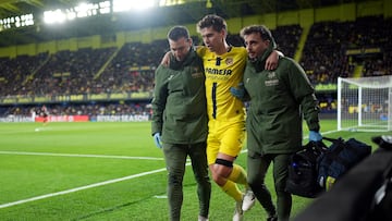 VILLARREAL, SPAIN - JANUARY 24: Juan Foyth of Villarreal CF is supported by medical staff as he's substituted off the pitch due to an injury during the LaLiga EA Sports match between Villarreal CF and Real Madrid CF at Estadio de la Ceramica on January 24, 2026 in Villarreal, Spain. (Photo by Alex Caparros/Getty Images)