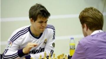 MADRIDISTA. Magnus Carlsen se present&oacute; en Dubai vestido con la camiseta del Real Madrid.
 