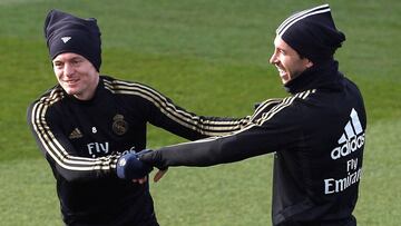 Kroos y Sergio Ramos, durante el último entrenamiento del Madrid.
