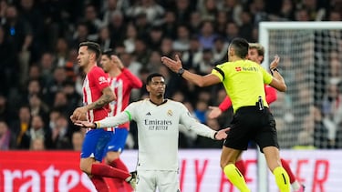 Jude Bellingham central midfield of Real Madrid and England protest to referee during the LaLiga EA Sports match between Real Madrid CF and Atletico Madrid at Estadio Santiago Bernabeu on February 4, 2024 in Madrid, Spain. (Photo by Jose Breton/Pics Action/NurPhoto via Getty Images)
