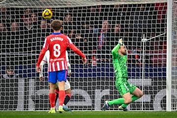 1-3. Centro al segundo palo de Kike Salas donde se encuentra  Juanlu Snchez que, tras ganar la posicin a Javi Galn, remata para llevar el baln al fondo de la portera de Jan Oblak.