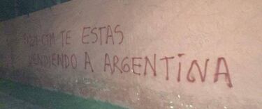 Fanáticos rayan Pinto Durán con mensajes contra Pizzi
