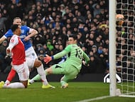 Portsmouth's English striker #09 Colby Bishop scores the opening goal past Arsenal's Spanish goalkeeper #13 Kepa Arrizabalaga during the English FA Cup third round football match between Portsmouth and Arsenal at Fratton Park in Portsmouth, southern England on January 11, 2026. (Photo by Glyn KIRK / AFP) / RESTRICTED TO EDITORIAL USE. No use with unauthorized audio, video, data, fixture lists, club/league logos or 'live' services. Online in-match use limited to 120 images. An additional 40 images may be used in extra time. No video emulation. Social media in-match use limited to 120 images. An additional 40 images may be used in extra time. No use in betting publications, games or single club/league/player publications. /