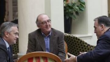 <b>DESAYUNO. </b>Astiazarán, Roures y Tebas, ayer en el hotel Palace.