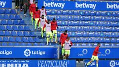 Los jugadores del Atlético de Madrid saliendo al terreno de juego a calentar antes del partido 