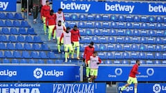 Los jugadores del Atlético de Madrid saliendo al terreno de juego a calentar antes del partido 