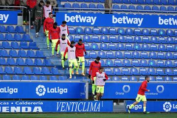 Los jugadores del Atlético de Madrid saliendo al terreno de juego a calentar antes del partido 