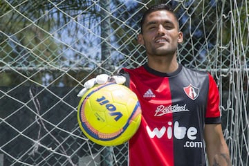 El joven de 21 años tiene un futuro brillante porque el pasado torneo pasó de ser la tercera opción del Atlas a tomar la titularidad. 