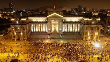 -FOTODELDIA- AME8259. LIMA (PER&Uacute;), 14/11/2020.- Manifestantes participan en una multitudinaria marcha de protesta contra el nuevo gobierno del presidente Manuel Merino, hoy, frente al Palacio de Justicia, en Lima (Per&uacute;). EFE/ Cristian Olea