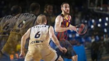 Marcelinho Huertas, frente a Ahearn en el partido de Euroliga contra el Budivelnik. 