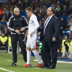 Piña en torno a Cheryshev tras el cuarto gol del Real Madrid