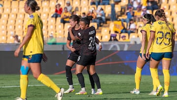 AME546. MONTERREY (MÉXICO), 24/05/2025.- Pietra Tordin (c-i) y Marie Yasmine de Portland Thorns celebran un gol este sábado, durante un partido de la Concacaf W Champions Cup entre el Club América y Portland Thorns FC en el Estadio Universitario de Monterrey (México). EFE/ Miguel Sierra