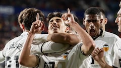 El centrocampista del Valencia Andre Almeida celebra junto a Vázquez y Mosquera.