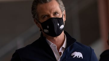 FILE PHOTO: California Governor Gavin Newsom attends the opening of the country's first federal and state-operated community vaccination site during the outbreak of the coronavirus disease (COVID-19) in Los Angeles, California, U.S., February 16, 2021. REUTERS/Mike Blake/File Photo
