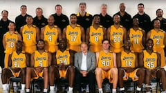 Jerry Buss posa con la plantilla de los L. A. Lakers