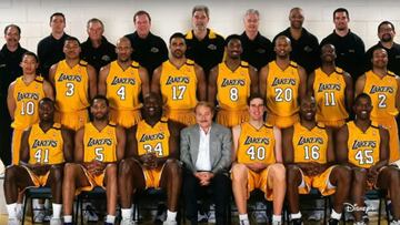 Jerry Buss posa con la plantilla de los L. A. Lakers