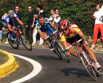 Mundial de Verona (Italia) de 1999. Óscar Freire ganó la medalla de oro en ruta. En la imagen Freire seguido de Francesco Casagrande y Frank Vandenbroucke.