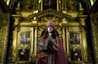 El canto de la Sibila se interpreta la noche del 24 de diciembre en las iglesias de la isla de Mallorca. Durante el canto, los intérpretes van recorriendo la iglesia hasta llegar al coro, y el cantante camina con una espada que mantiene erguida delante del rostro.