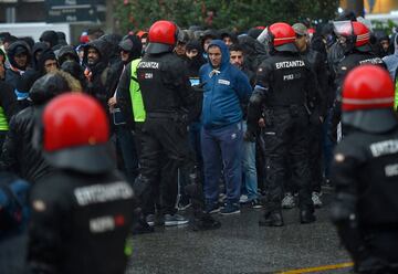 CCordón de seguridad para los ultras del Olympique de Marsella en las inmediaciones del estadio de San Mamés.