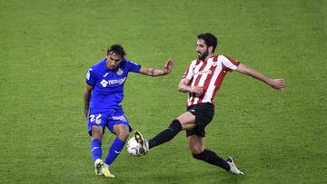 Raúl García ante el Getafe.