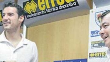 <b>PUESTA DE LARGO. </b>Toché volvió a posar ayer con la camiseta del Numancia, como hace tres años.