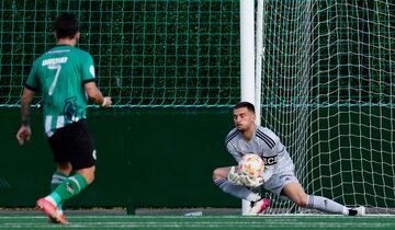 Ramón Juan, portero del Mirandés, detiene un disparo del Vimenor, en Copa del Rey.