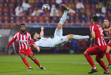 0-1. Olivier Giroud marcó el primer gol. El VAR revisó la jugada y concedió el tanto.