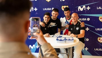 Óscar Valentín e Isi posan con los aficionados rayistas.