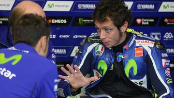 Rossi, en el box de Yamaha de Le Mans.