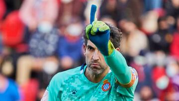 MALLORCA, SPAIN - JANUARY 15: Diego Lopez of RCD Espanyol gestures during the round of 16 of the Copa del Rey match between RCD Mallorca and RCD Espanyol at Iberostar Stadium on January 15, 2022 in Mallorca, Spain. (Photo by Rafa Babot/Getty Images)