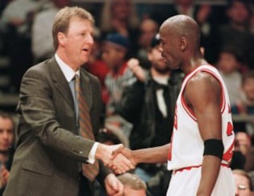 Larry Bird como entrenador de los Indiana Pacers saluda a Michael Jordan jugador de los Chicago Bulls el 9 de febrero de 1998. Entrenó a los Pacers durante 3 temporadas. 
 