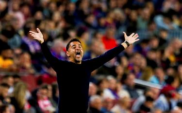 Michel, entrenador del Girona, protesta una acción del encuentro con los brazos en alto.