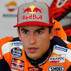'Secuestran' a Márquez para que no ruede más por el hombro