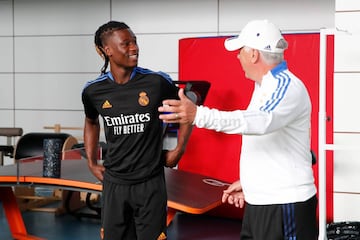 Eduardo Camavinga y Carlo Ancelotti.