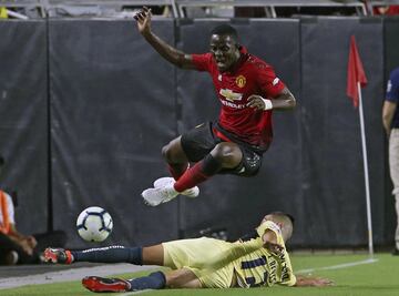 Luis Reyes, nuevo refuerzo azulcrema, defiende con una barrida ante la llegada de Eric Bailly